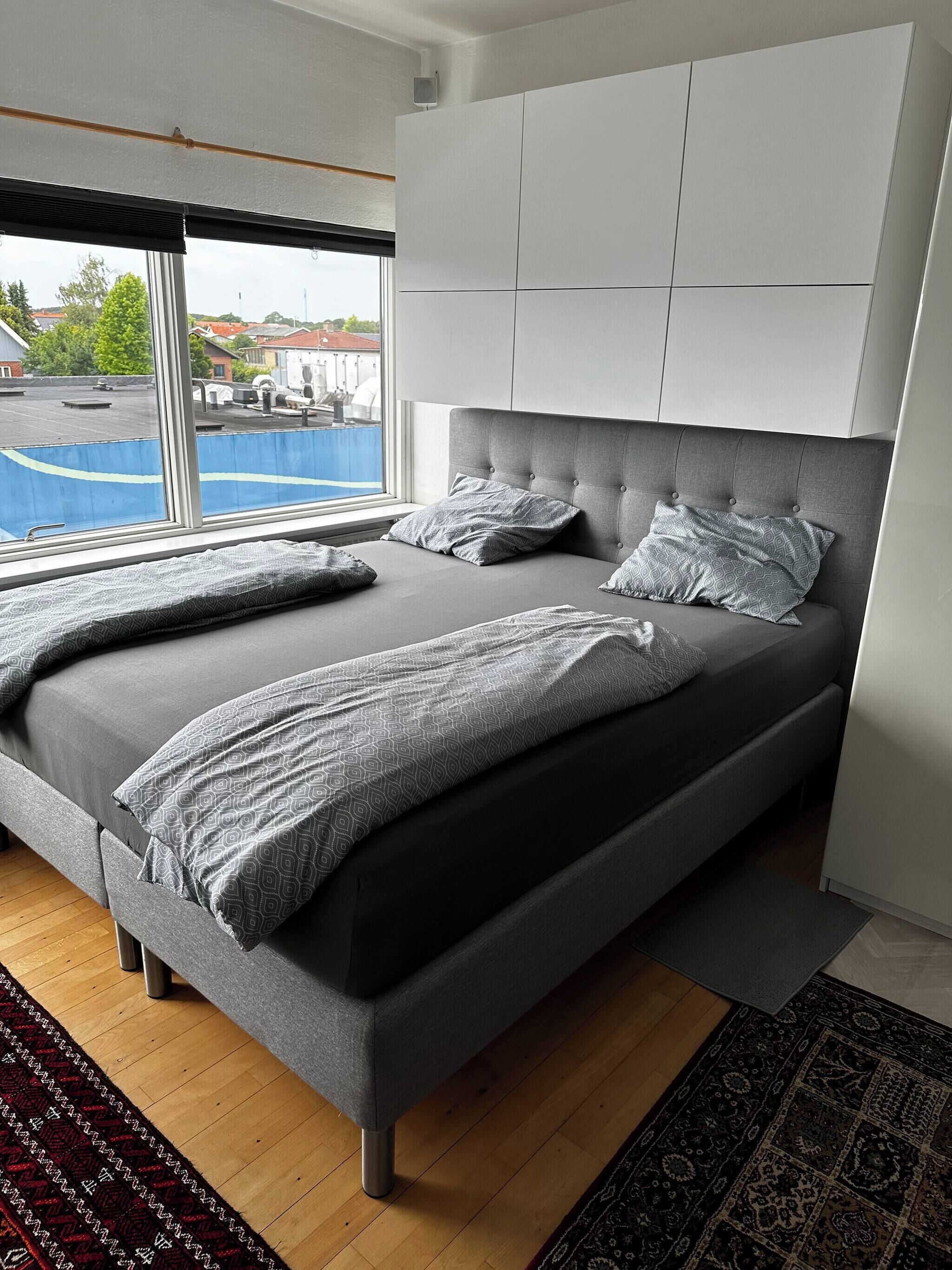 Iron/ironing board, internet, bed sheets