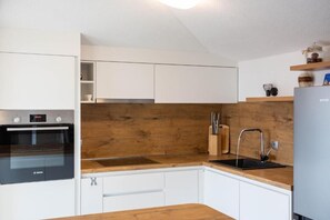 Fridge, oven, stovetop, coffee/tea maker