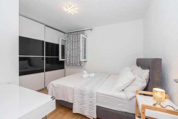 4 bedrooms, iron/ironing board, bed sheets