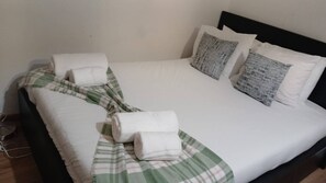 4 bedrooms, Internet, bed sheets - Bright&Spacious Apartment in Sleeps 8 Family& (Lisboa)