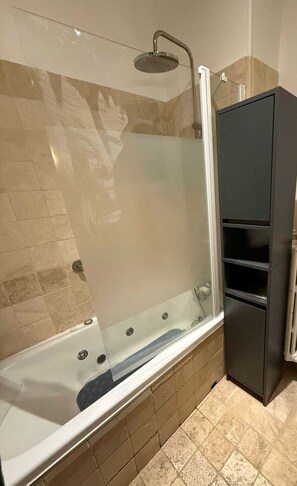 Hair dryer, towels, soap, toilet paper - Nice center 4-room apartment with air conditioning (Nice)