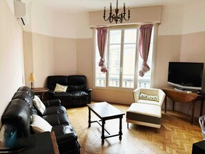 Living area - Nice center 4-room apartment with air conditioning (Nice)