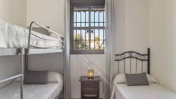 House | 2 bedrooms, iron/ironing board, bed sheets