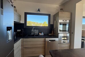 Kaffetrakter/tekoker, kjøleskap, mikrobølgeovn og ovn