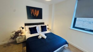 2 bedrooms, iron/ironing board, free WiFi - Well-Located 2-Bed Flat, Old Town (Swindon)