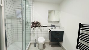Shower - Well-Located 2-Bed Flat, Old Town (Swindon)