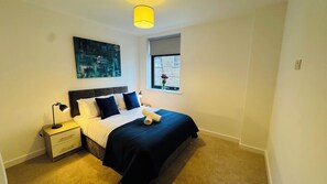 2 bedrooms, iron/ironing board, free WiFi - Well-Located 2-Bed Flat, Old Town (Swindon)