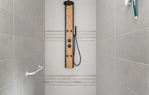 Shower, hair dryer - Nice home in Noaillan (Noaillan)