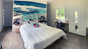 A bedroom with a bed, a desk, and a wardrobe. - Nice home in Noaillan (Noaillan)