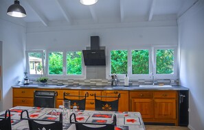 Fridge, microwave, oven, dishwasher - Nice home in Noaillan (Noaillan)