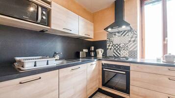 Frigorífico, microondas, horno y placa de cocina