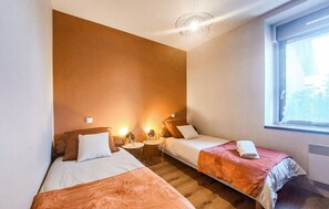 2 habitaciones, tabla de planchar con plancha y cuna de viaje 