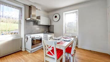 Een koelkast, een microgolfoven, een oven, een kookplaat