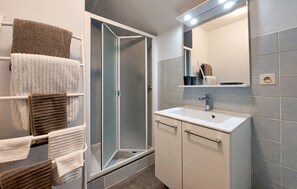Shower, hair dryer - 2 bedroom stunning home in Nanteuil-en-Vallée (Nanteuil-en-Vallée)