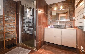 Shower, hair dryer - Beautiful home in Corbara with WiFi (Corbara)