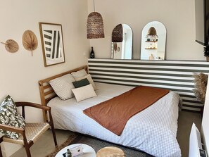 Tabla de planchar con plancha, wifi gratis y ropa de cama 