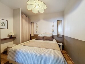 Iron/ironing board, free WiFi, bed sheets - SacresappartsLib (Reims)