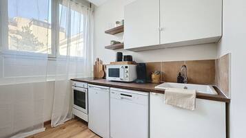 Comfort appartement, niet-roken | Privékeuken | Een kinderstoel