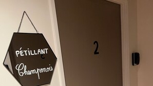 A door with the number 2 and a sign reading "Pétillant Champenois". - SacresappartsLib (Reims)