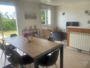 Dining - Ti Jopel: Charming house 300m from Plage du Gouérou (Lampaul-Plouarzel)