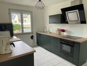 Microwave, oven, stovetop, dishwasher - Ti Jopel: Charming house 300m from Plage du Gouérou (Lampaul-Plouarzel)