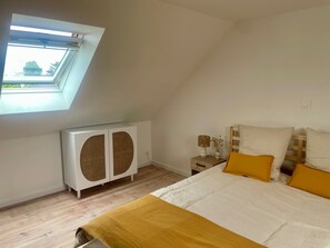 Iron/ironing board, WiFi, bed sheets