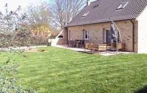 Outdoor dining - 3 bedroom cozy home in Roquetoire (Roquetoire)