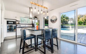 冷蔵庫、オーブン、コンロ、食器洗い機