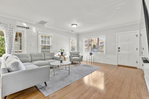 Living area - Spacious Bluff Park 1BR Home, King Bed, Private Parking, Walk to Beach (Long Beach)