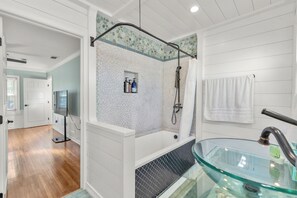 Hair dryer, towels, soap, toilet paper - Spacious Bluff Park 1BR Home, King Bed, Private Parking, Walk to Beach (Long Beach)