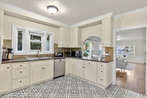 Private kitchen - Spacious Bluff Park 1BR Home, King Bed, Private Parking, Walk to Beach (Long Beach)