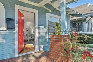 Exterior detail - Spacious Bluff Park 1BR Home, King Bed, Private Parking, Walk to Beach (Long Beach)