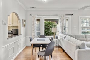 Interior - Spacious Bluff Park 1BR Home, King Bed, Private Parking, Walk to Beach (Long Beach)