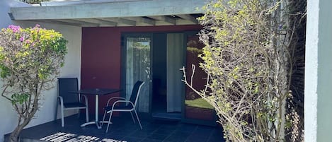 Apartment, 2 Bedrooms, Garden View | Outdoor dining