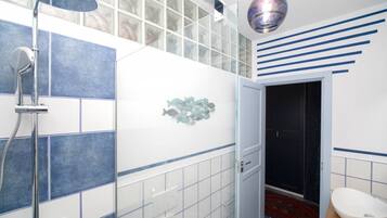 Dusche, Bidet, Handtücher, Toilettenpapier