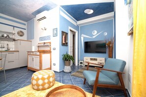 TV - Charming one-bedroom apartment, finely furnished, located on the ground floor of Via Pertossi in the historic centre of Arona.Casa Azzurra is a 52 sqm one-bedroom apartment with air conditioning, featuring a living room/kitchen area with a double sofa be (Arona)