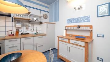 Kühlschrank, Mikrowelle, Geschirrspüler, Toaster