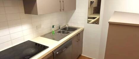 Een magnetron, een oven, een kookplaat, een vaatwasser