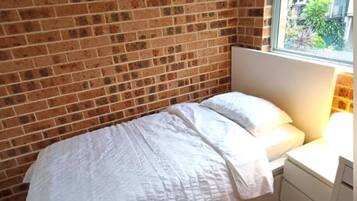 3 bedrooms, desk, WiFi, bed sheets