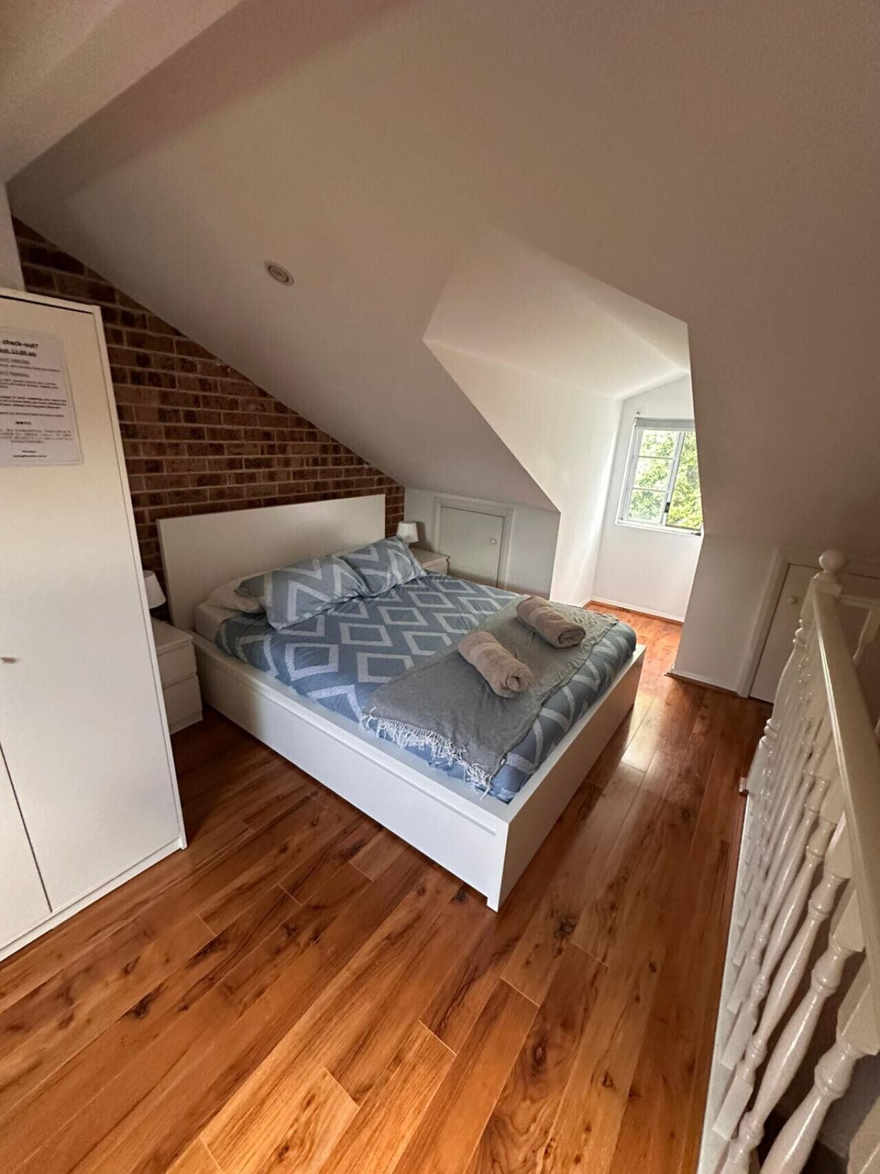 3 bedrooms, desk, WiFi, bed sheets