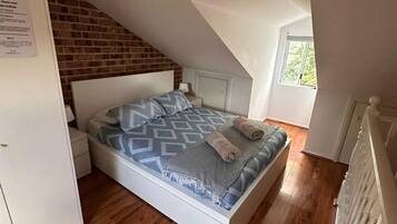 3 bedrooms, desk, WiFi, bed sheets