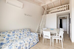 Smart TV - Terrazza, air conditioning and post bus private (Paduledda)