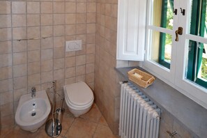 Shower, bidet - Cozy Holiday Home in Sensano (Volterra (PI))