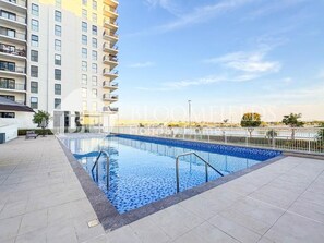Outdoor pool - Bloomfields 1br Deluxe in Water Edge (Abu Dhabi)