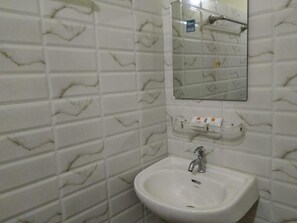 スーペリア ダブルルーム バルコニー ガーデンビュー | バスルーム | タオル、石鹸、シャンプー、トイレットペーパー