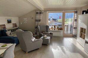 Smart TV, DVD player, books, stereo