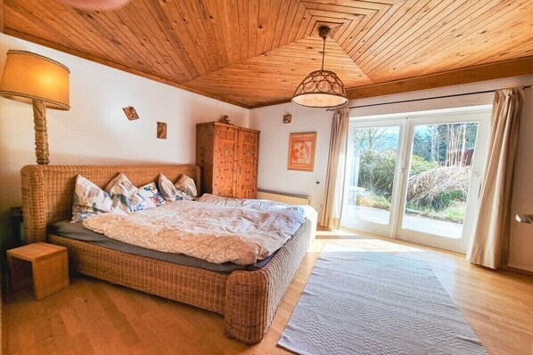 Silitysrauta/-lauta, ilmainen Wi-Fi, vuodevaatteet