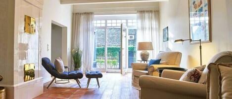 Smart-TV, Kamin, Stereoanlage