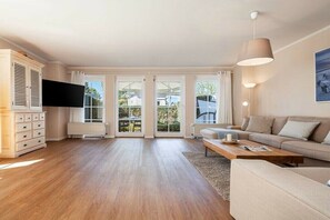 Smart TV - Holiday home in Grömitz with swimming pool (Grömitz)