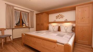 2 bedrooms, travel crib, free WiFi